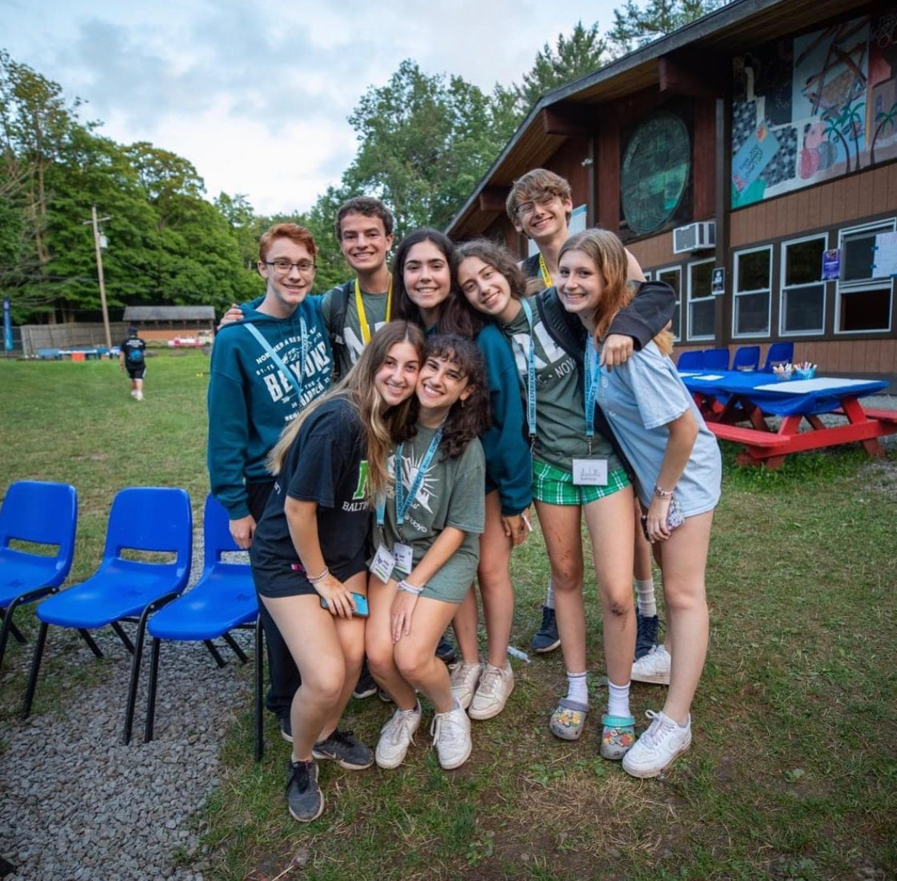 Un groupe de personnes faisant la fête sur scène