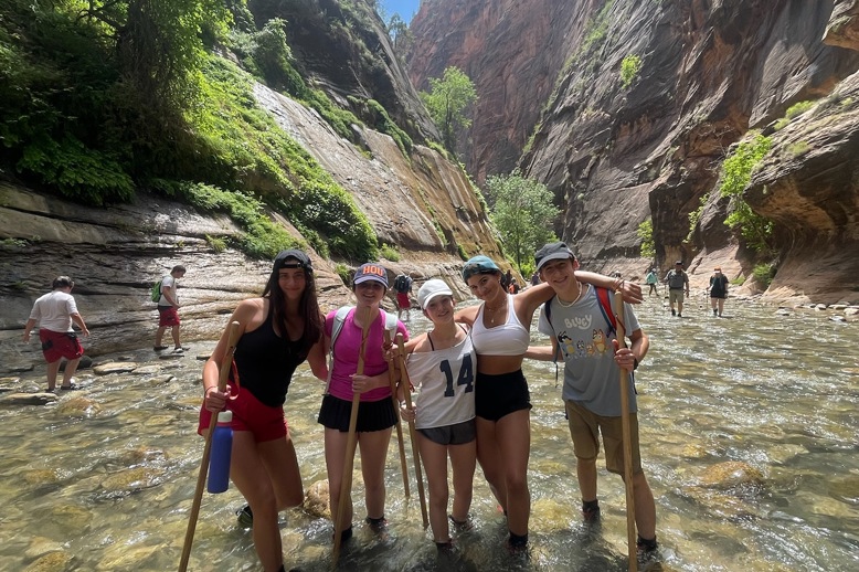Un groupe de personnes souriant en plein air