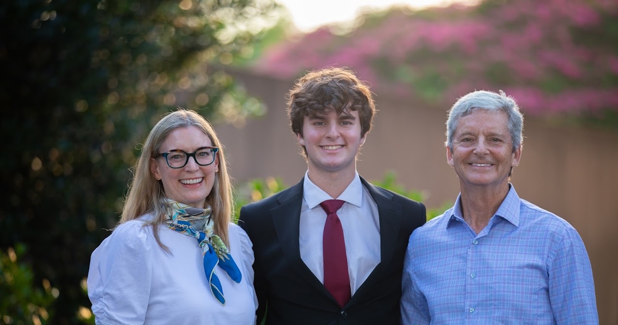 Un groupe de jeunes de tous horizons souriant lors d'un événement communautaire