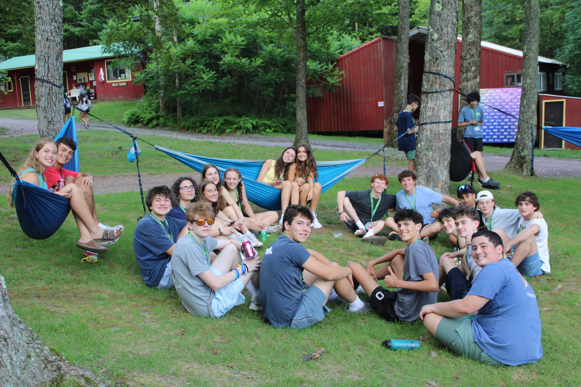 Un groupe de personnes souriant en plein air