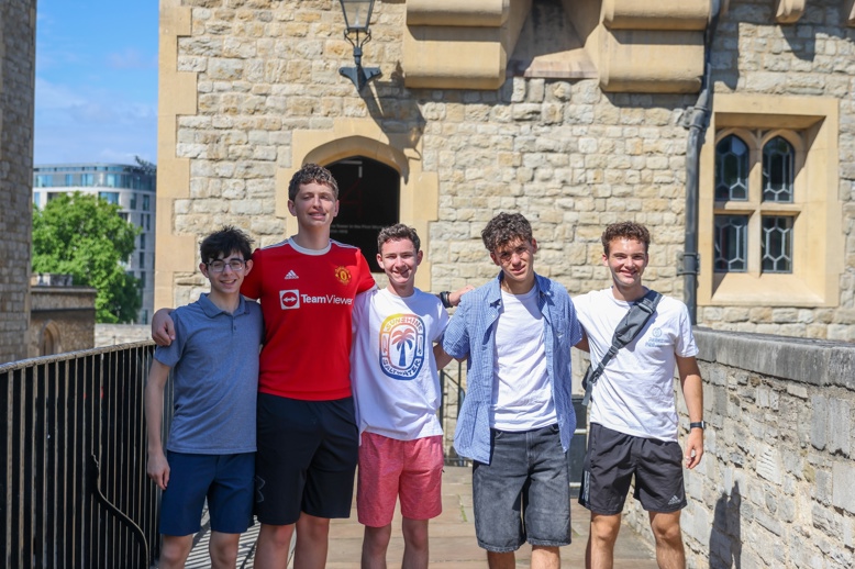 Un groupe de personnes souriant en plein air