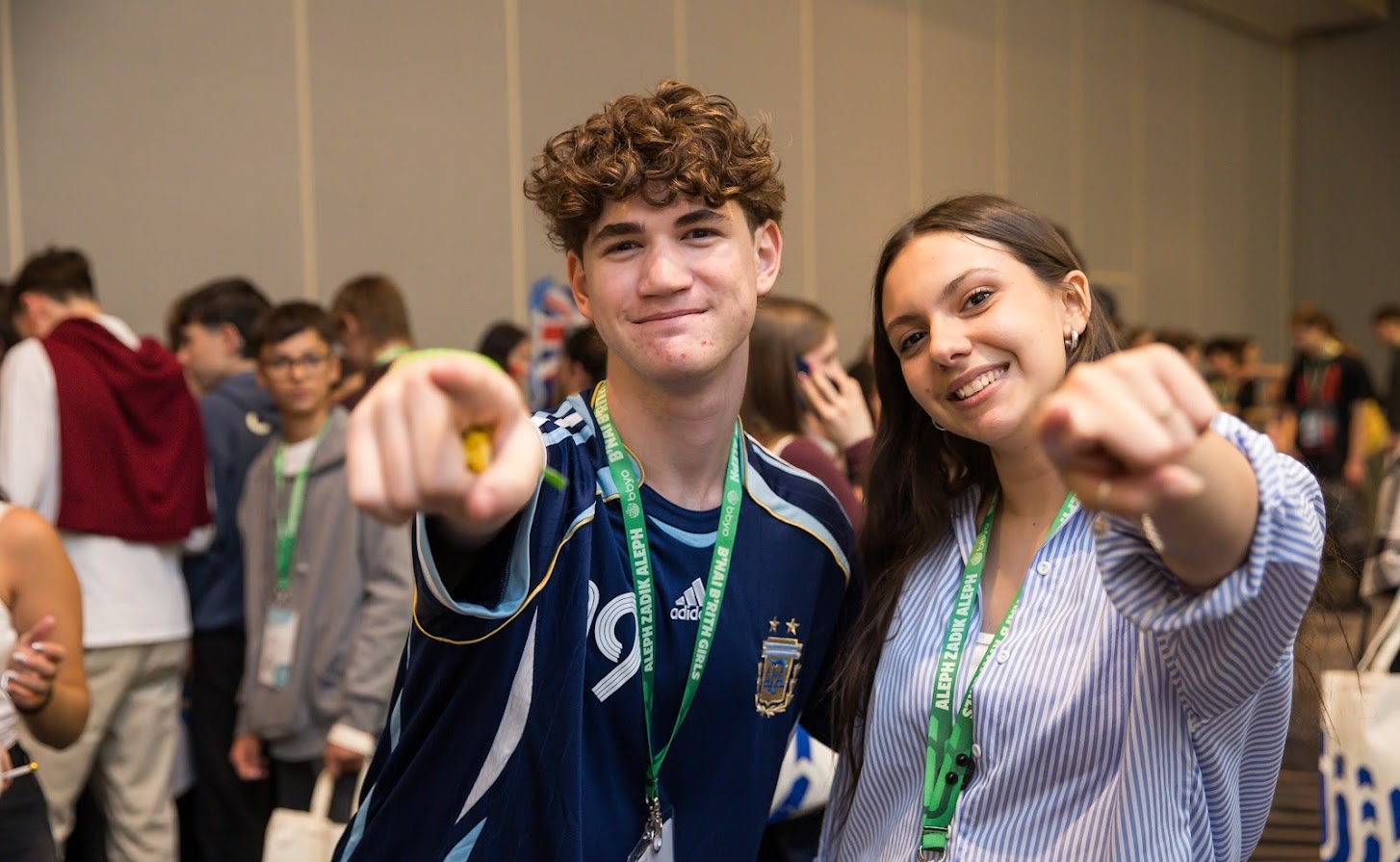 Un groupe de jeunes de tous horizons souriant lors d'un événement communautaire