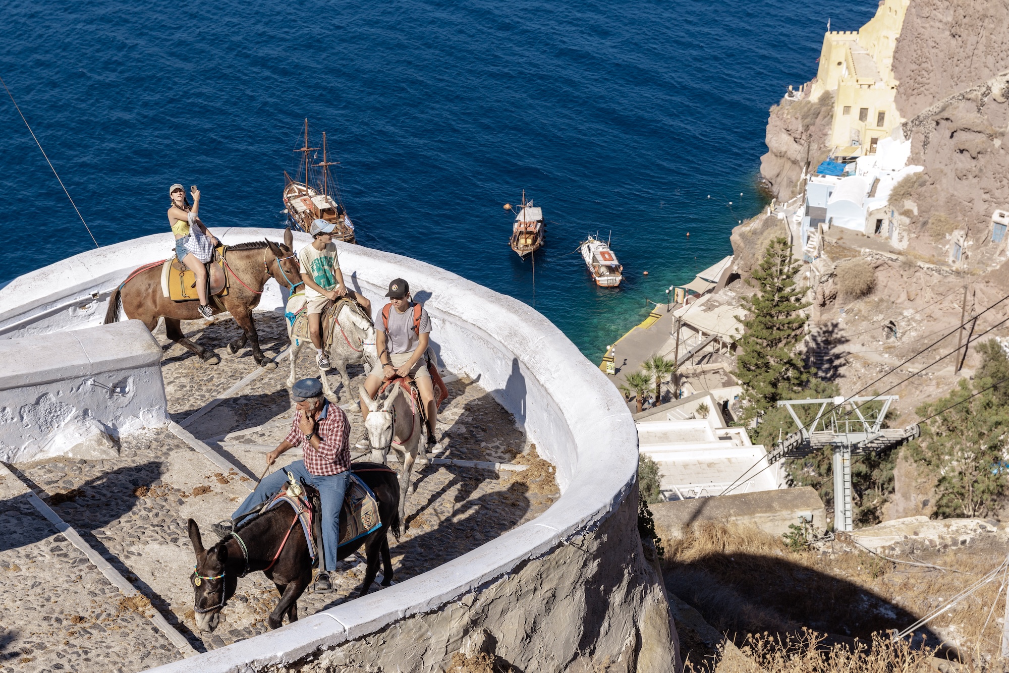 Un groupe de personnes souriant en plein air