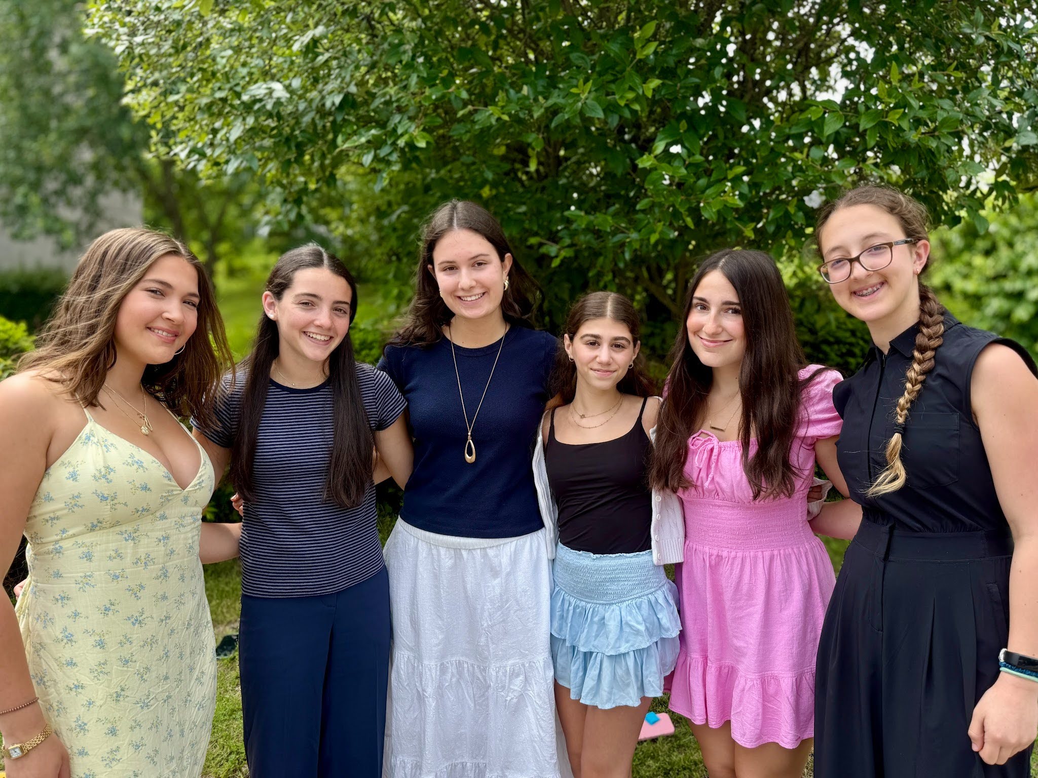 Un groupe de personnes faisant la fête sur scène