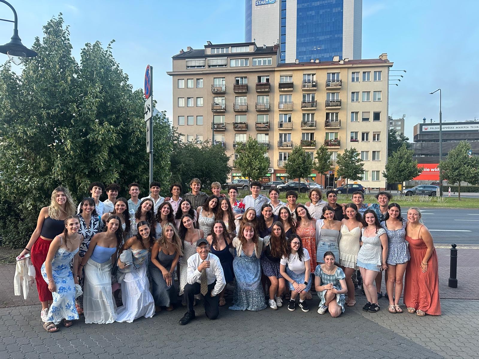 Un groupe de personnes faisant la fête sur scène