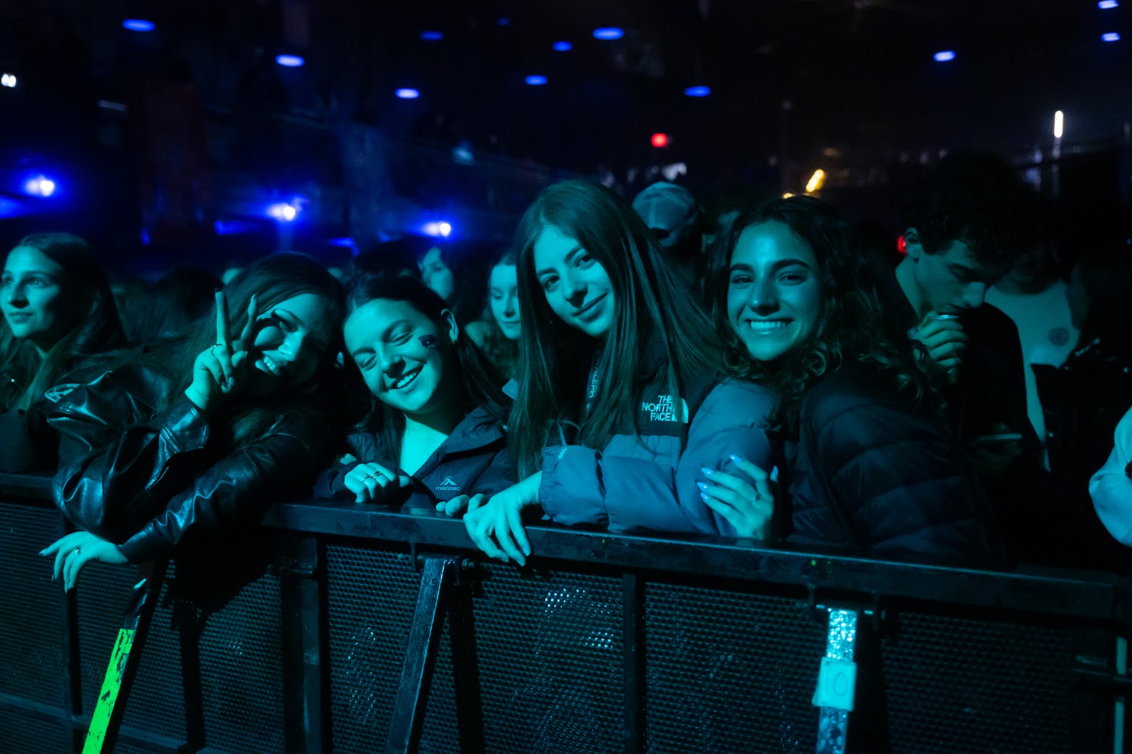 Un groupe de jeunes de tous horizons souriant lors d'un événement communautaire
