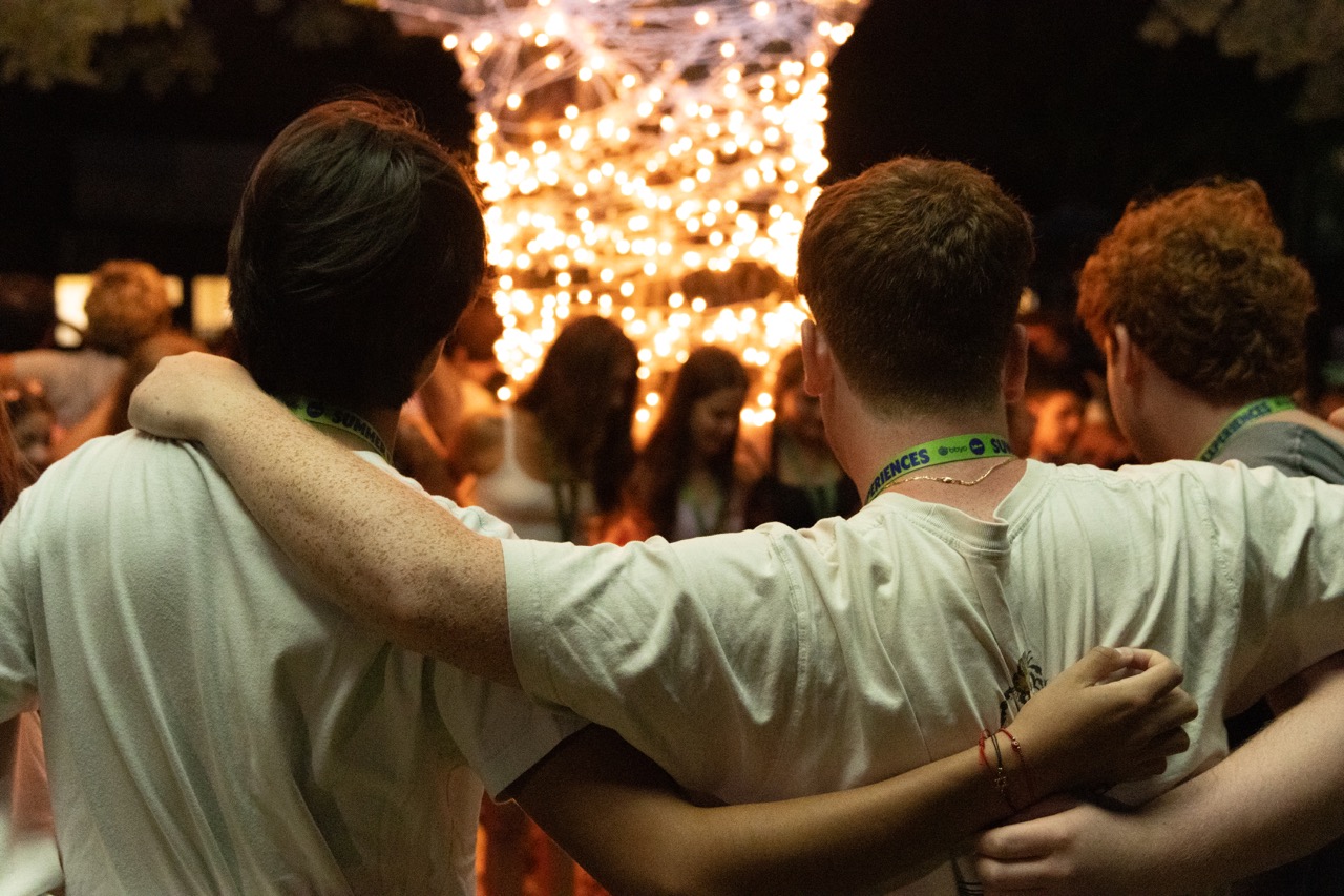 Un groupe de personnes faisant la fête sur scène