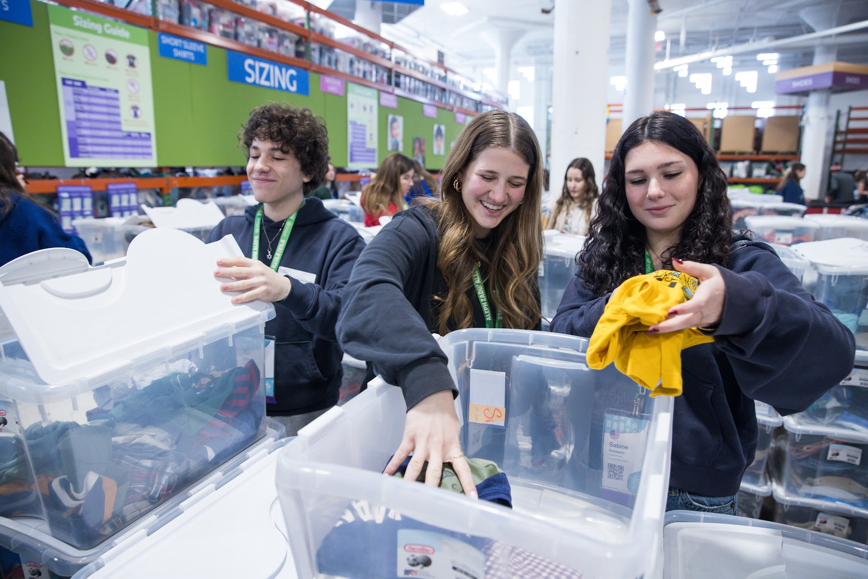 Un groupe de jeunes de tous horizons souriant lors d'un événement communautaire