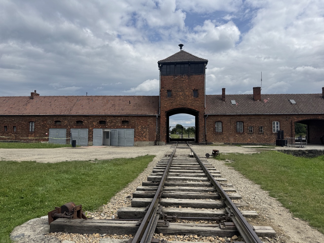 Un groupe de personnes faisant la fête sur scène