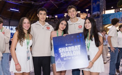 Un groupe de trois parents souriants lors d'un événement communautaire