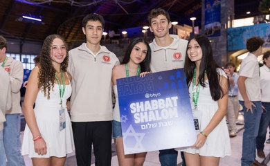Un groupe de trois parents souriants lors d'un événement communautaire