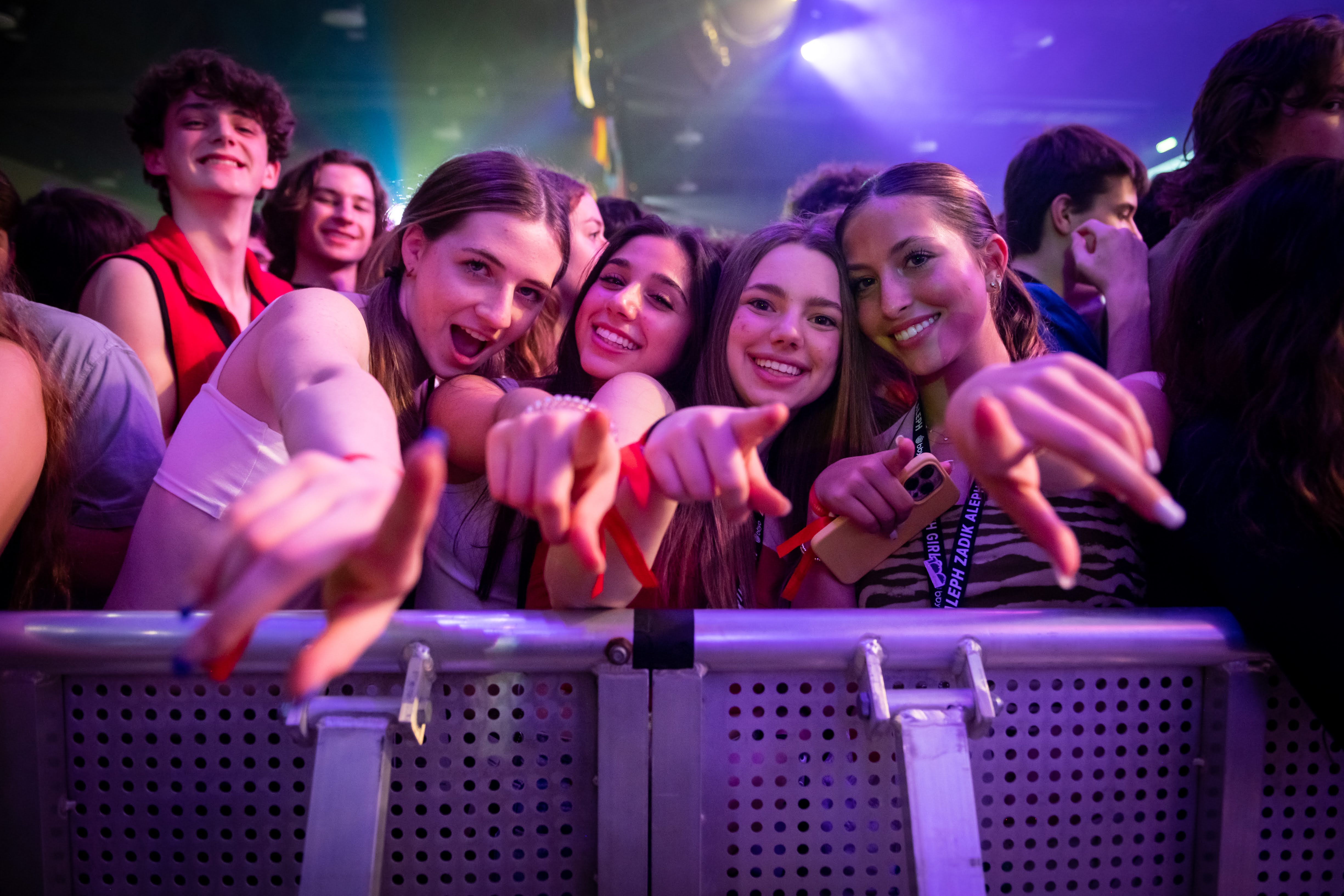 Un groupe de personnes faisant la fête sur scène
