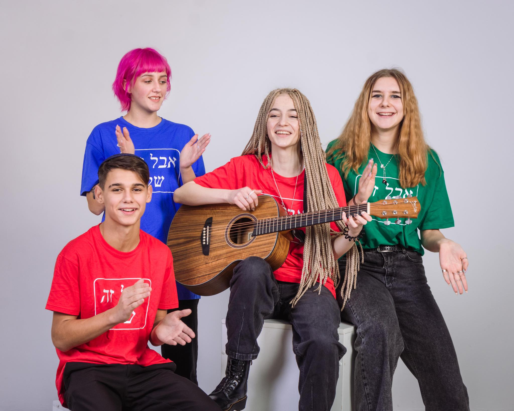 Un groupe de personnes faisant la fête sur scène