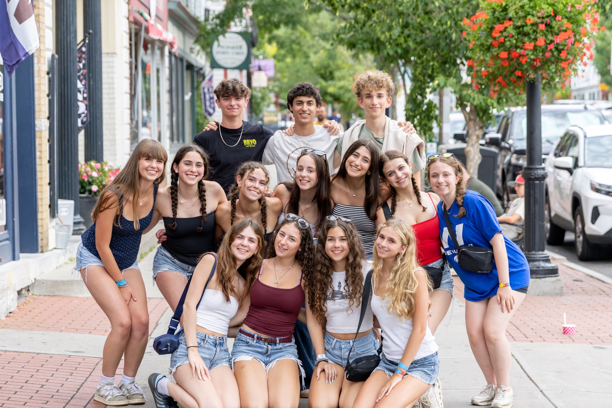 Un groupe de personnes souriant en plein air