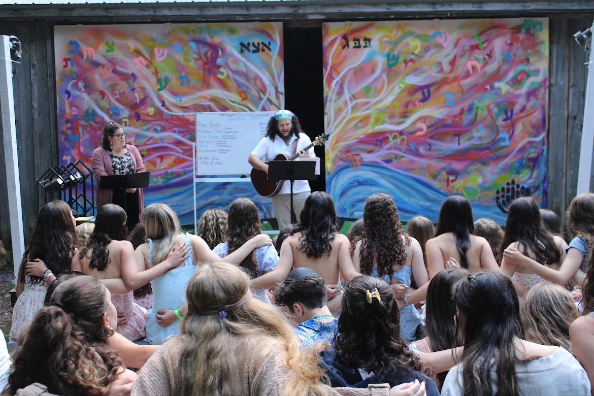 Un groupe de personnes faisant la fête sur scène