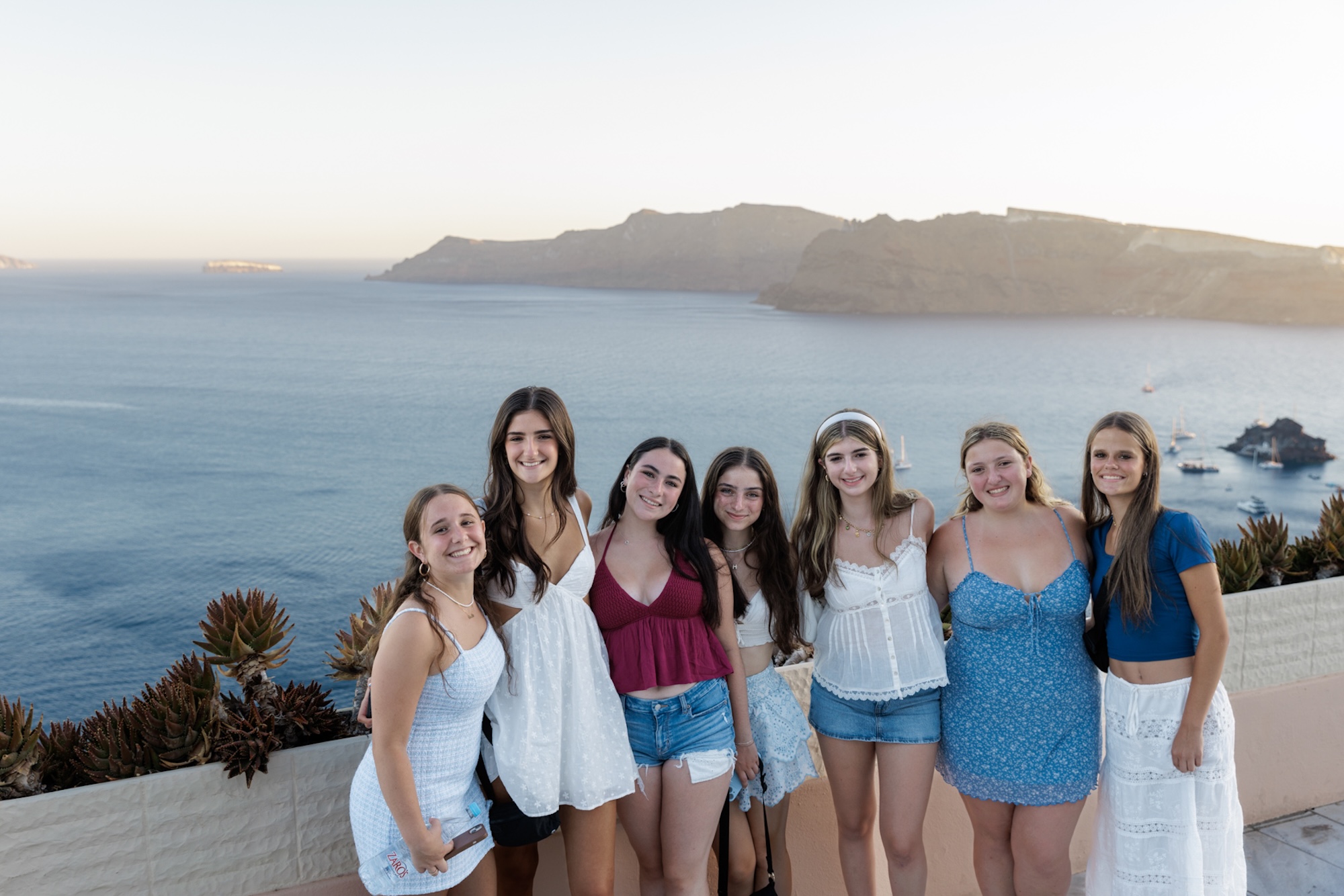 Un groupe de personnes souriant en plein air