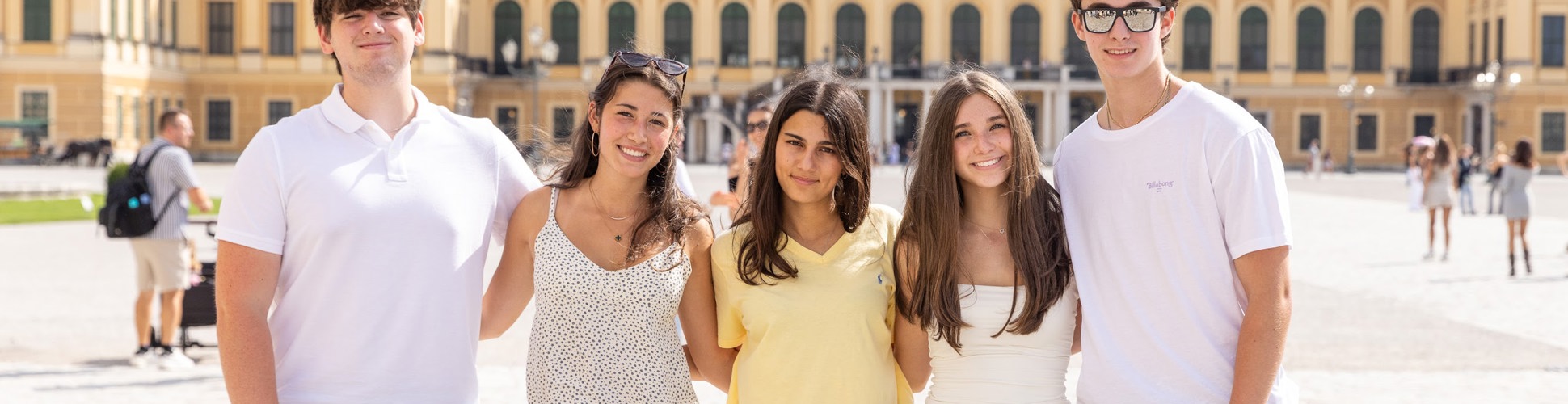 Un groupe de jeunes de tous horizons souriant lors d'un événement communautaire