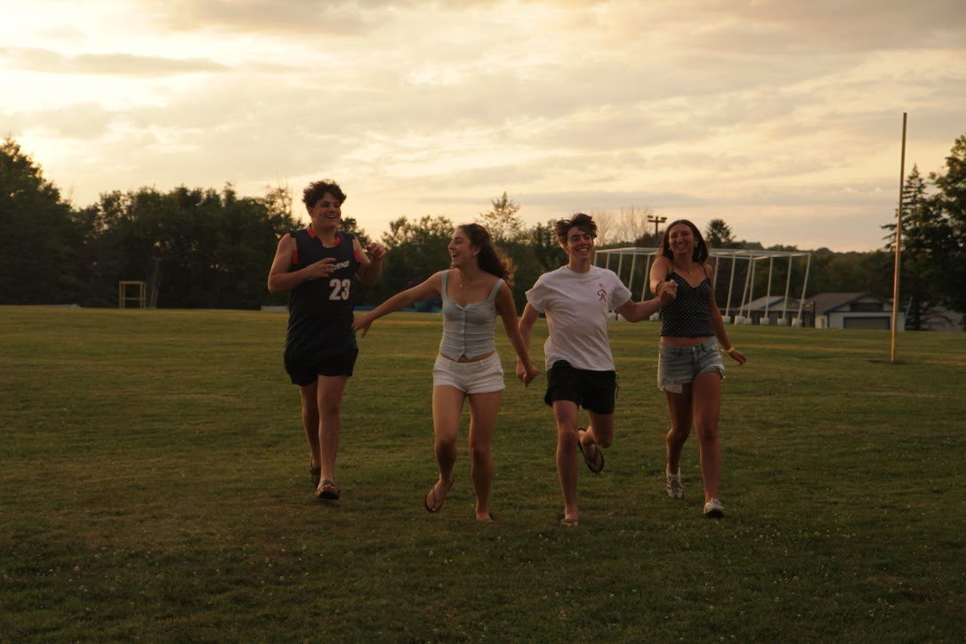 Un groupe de personnes faisant la fête sur scène