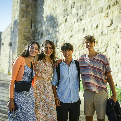 Trois amis assis dans un hamac
