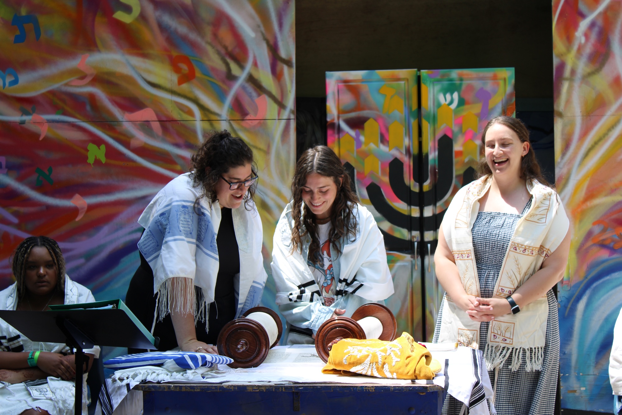 Un groupe de personnes souriant en plein air