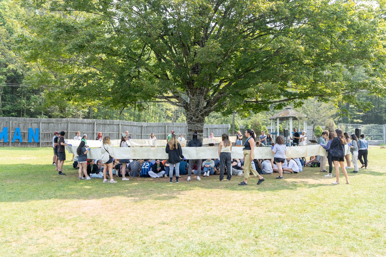 Un groupe de personnes faisant la fête sur scène