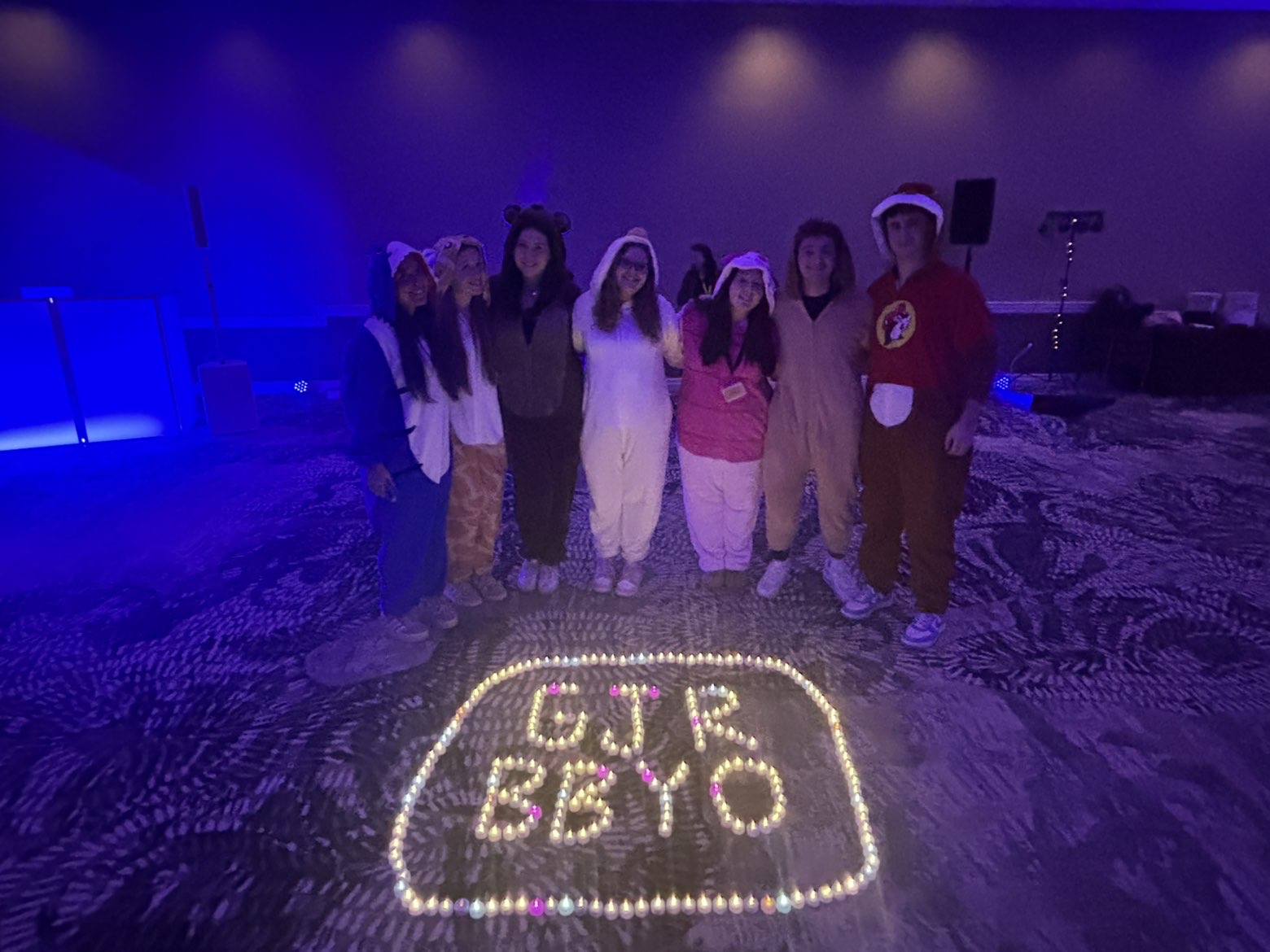 Un groupe de personnes faisant la fête sur scène