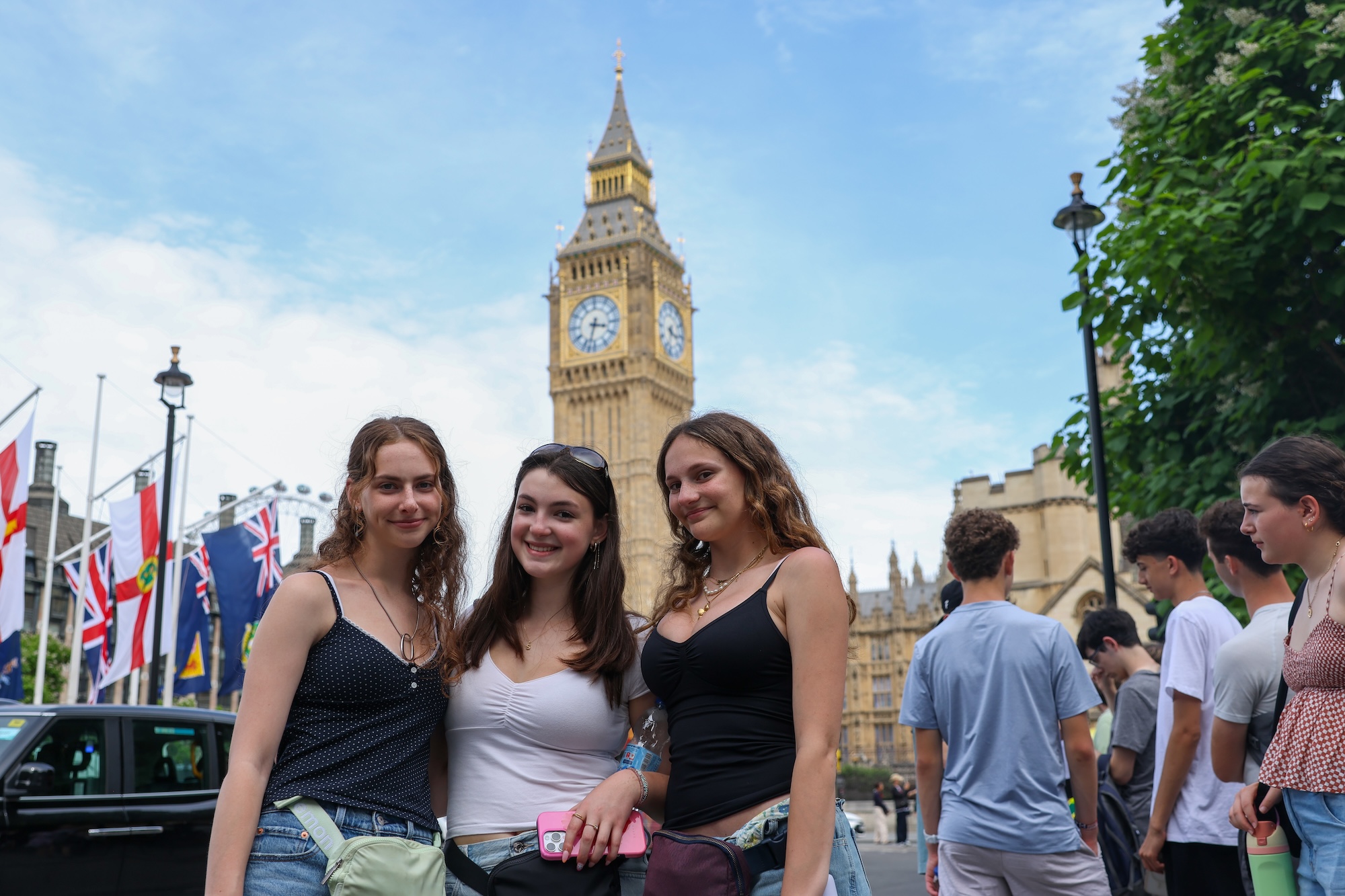 Un groupe de personnes souriant en plein air