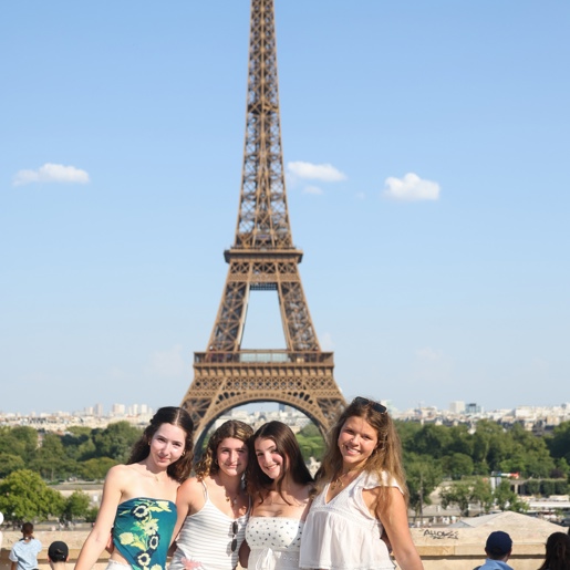 Trois amis assis dans un hamac