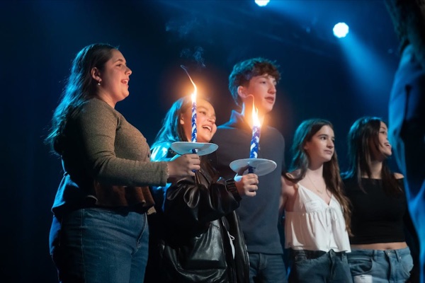 Célébration BBYO , avec des confettis, des lumières et une foule de participants