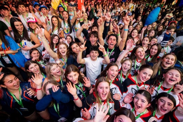 Célébration BBYO , avec des confettis, des lumières et une foule de participants
