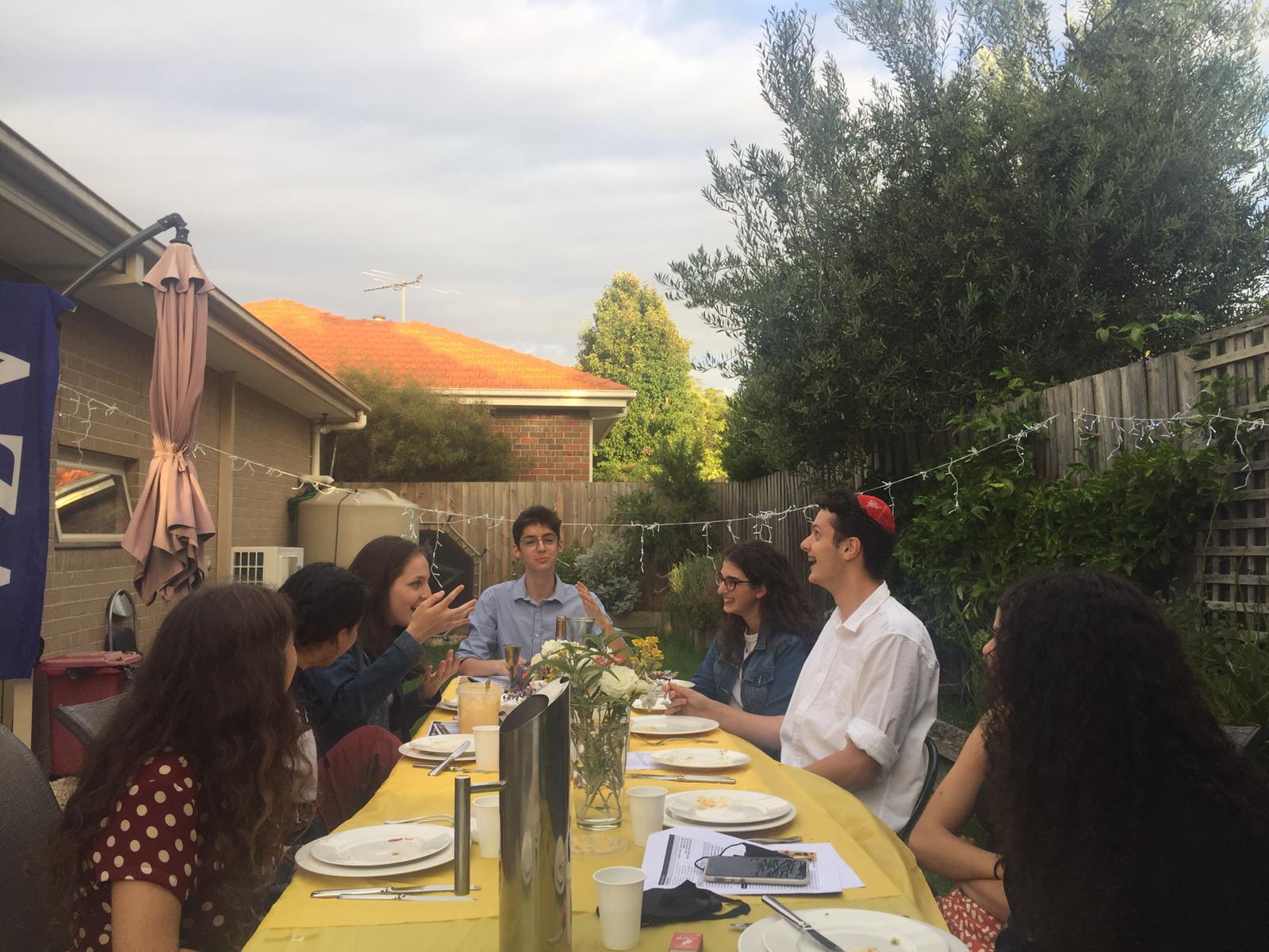 Un groupe de personnes faisant la fête sur scène