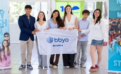 Un groupe de trois parents souriants lors d'un événement communautaire