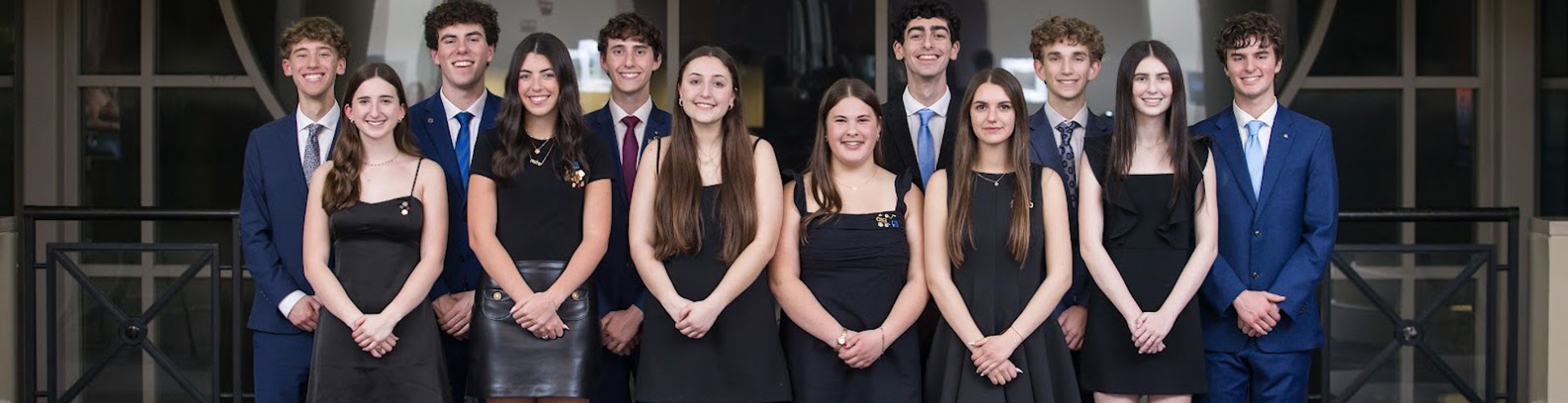 Un groupe de jeunes de tous horizons souriant lors d'un événement communautaire