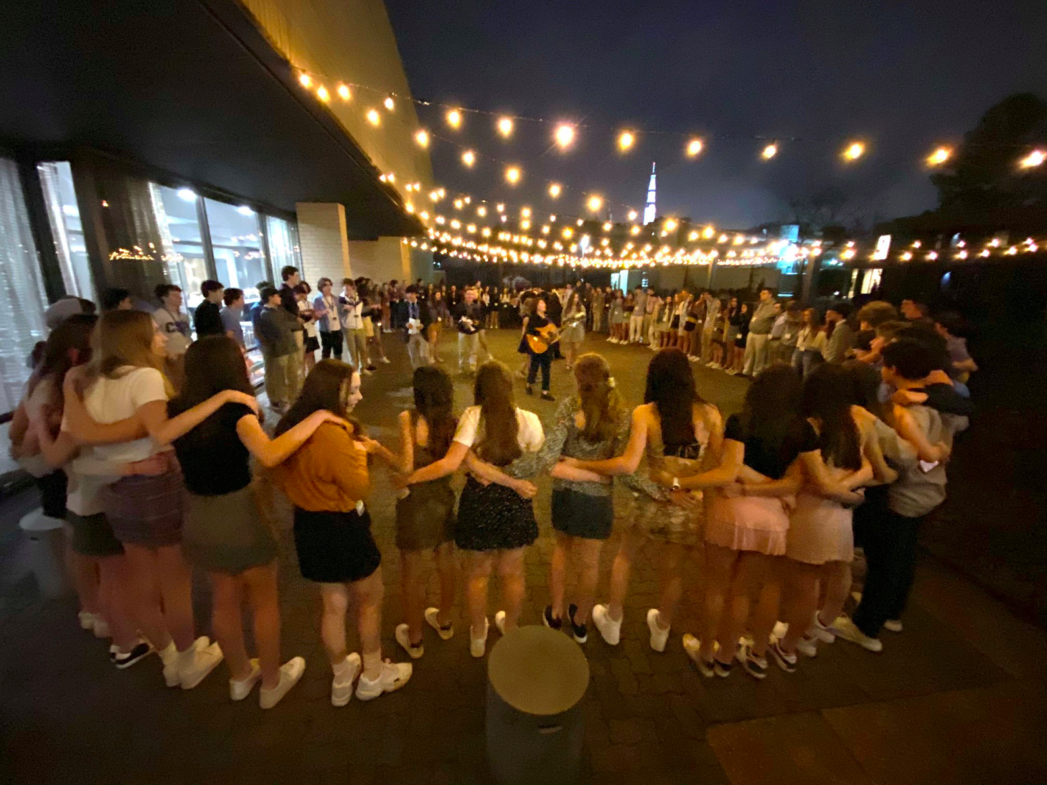 Un groupe de personnes faisant la fête sur scène