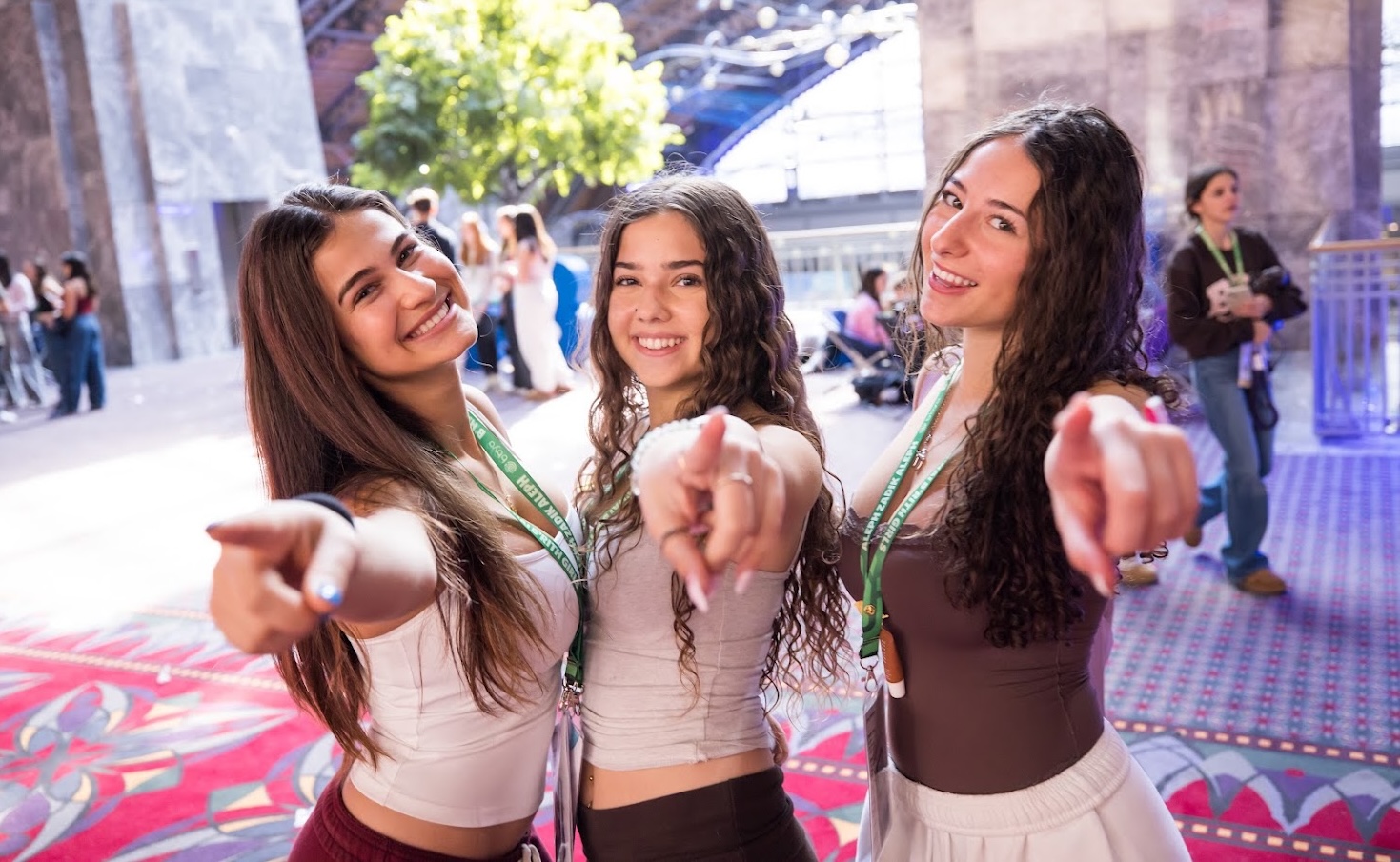 Un groupe de jeunes de tous horizons souriant lors d'un événement communautaire
