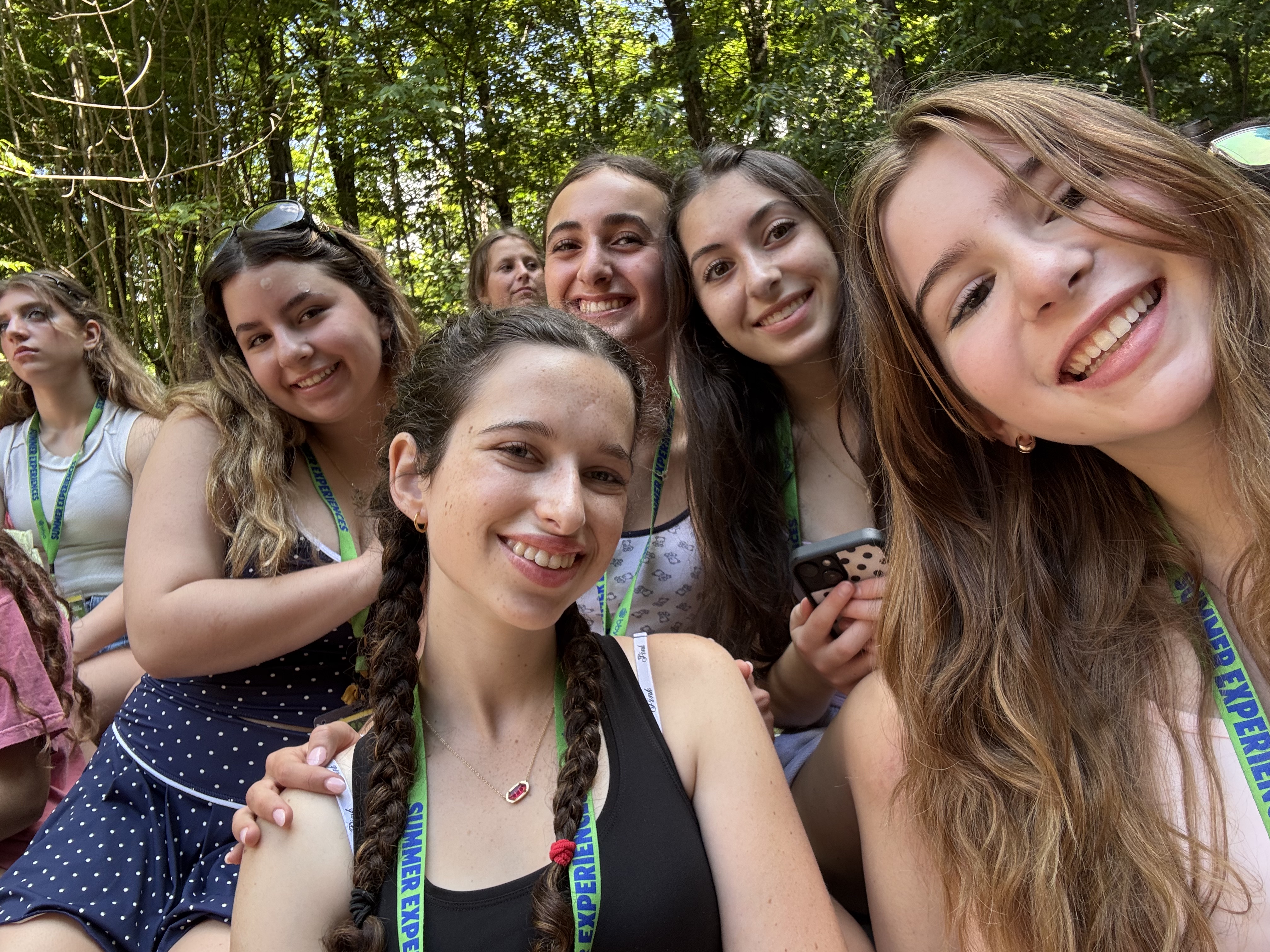Un groupe de personnes faisant la fête sur scène