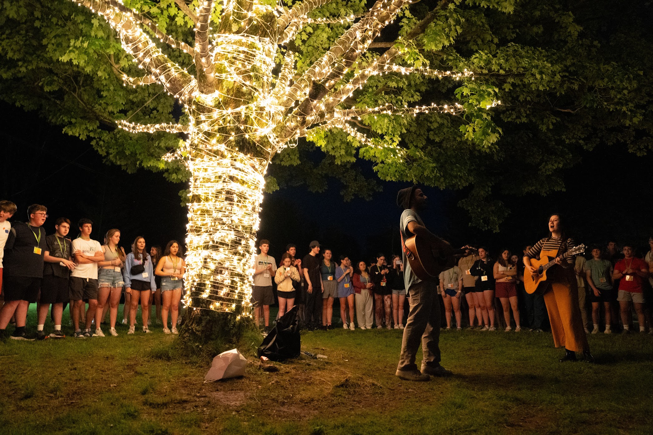 Un groupe de personnes faisant la fête sur scène