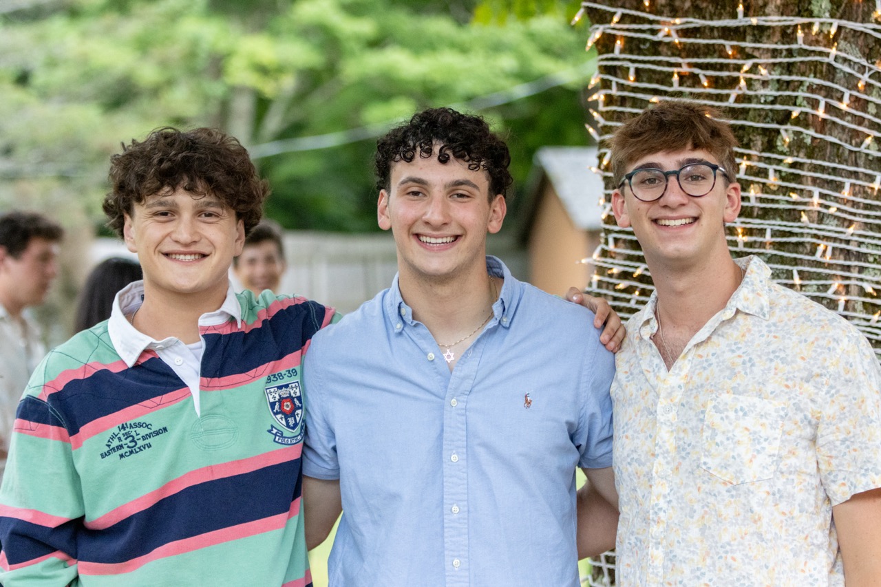 Un groupe de personnes faisant la fête sur scène