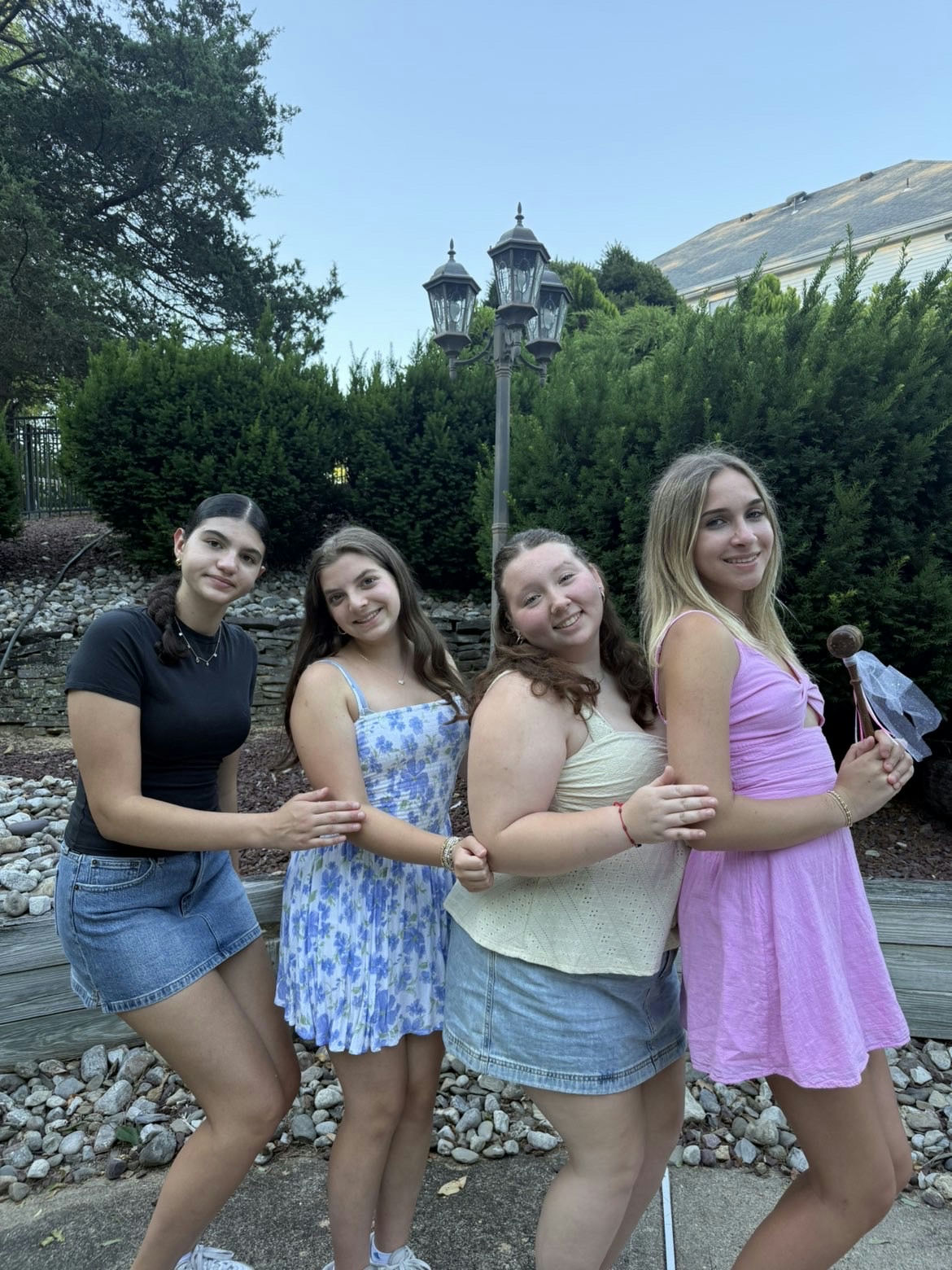 Un groupe de personnes faisant la fête sur scène