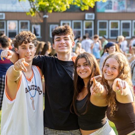 Trois amis assis dans un hamac