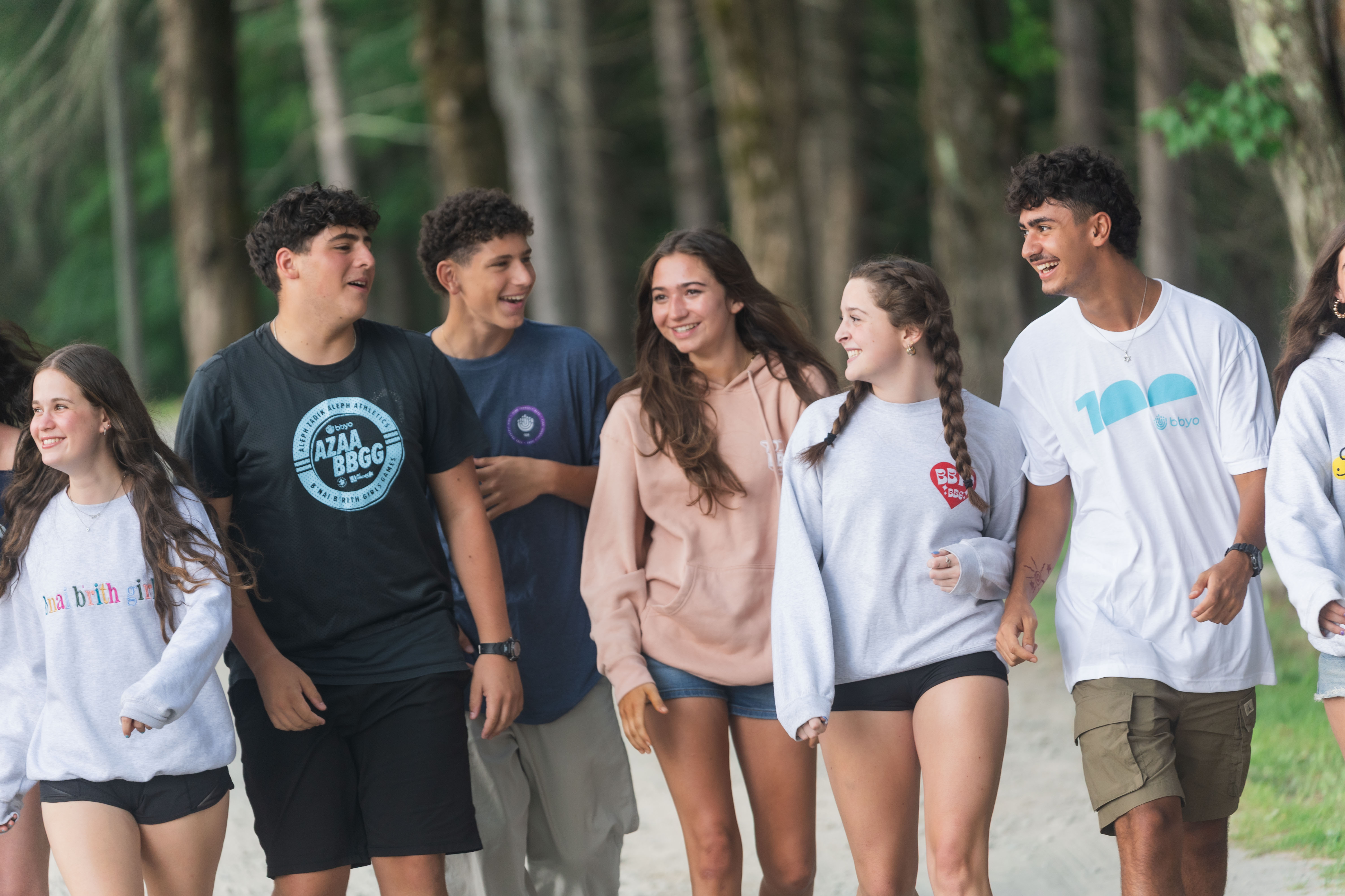 Un groupe de personnes faisant la fête sur scène