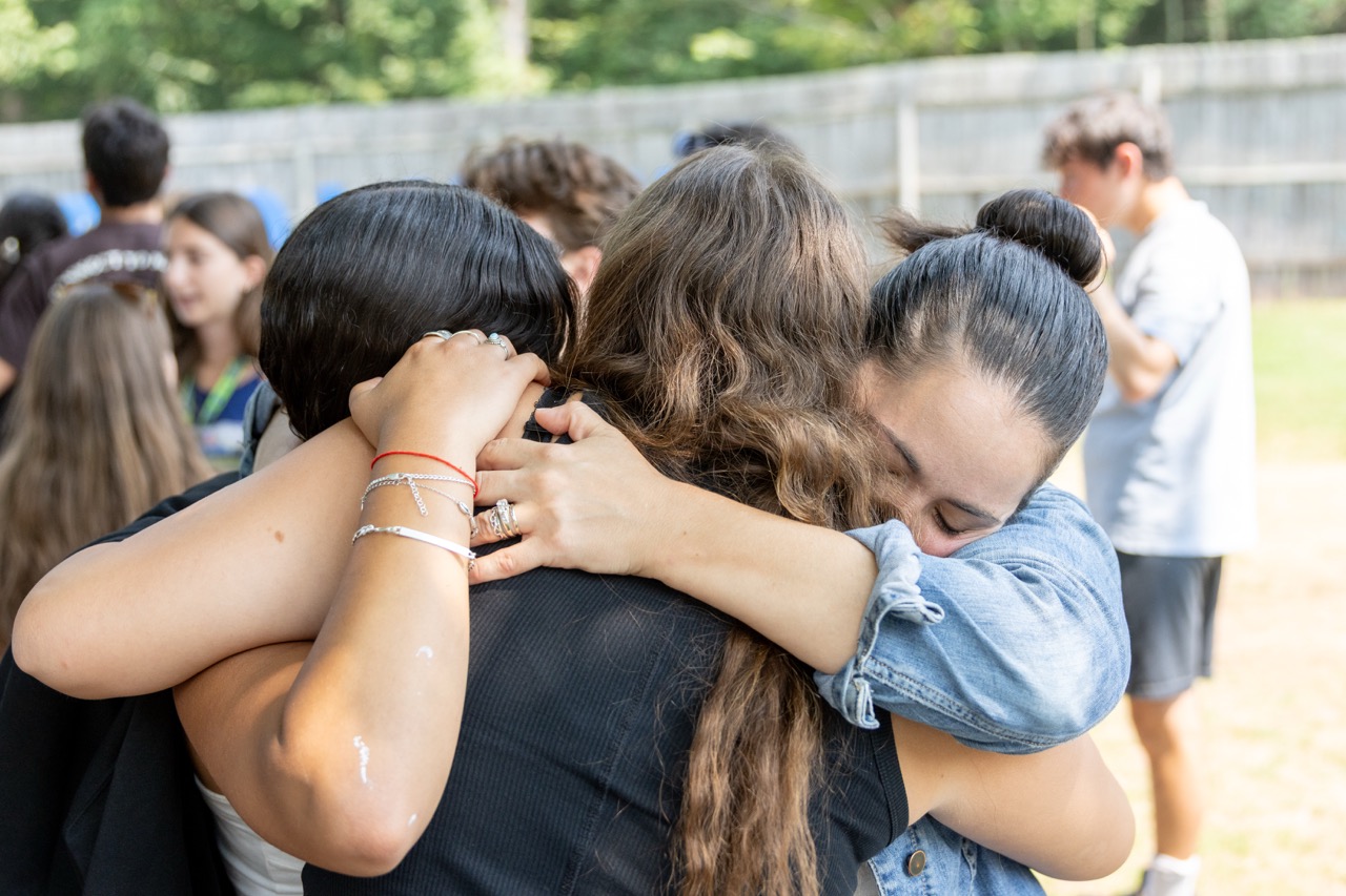 Un groupe de personnes faisant la fête sur scène