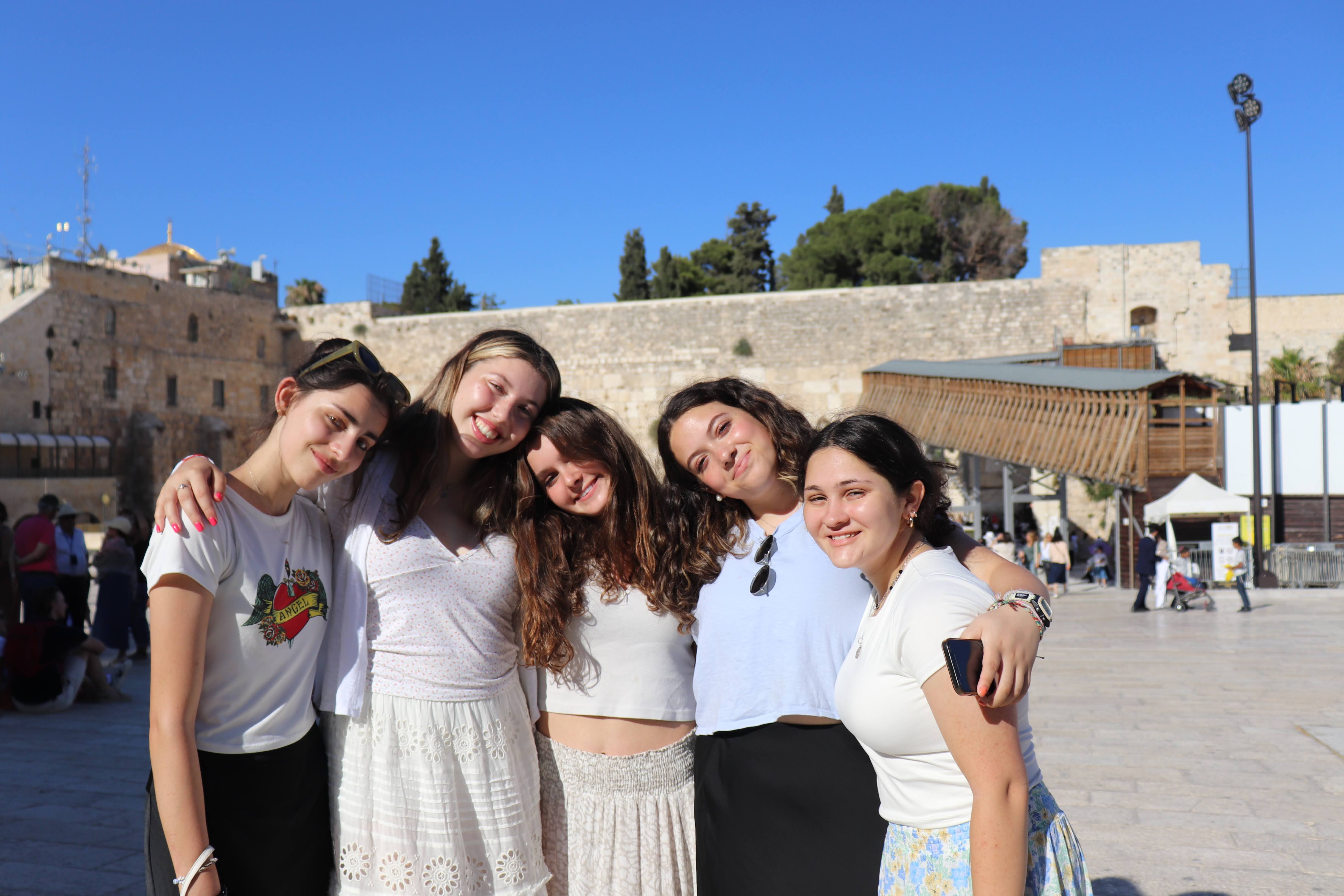 Un groupe de personnes faisant la fête sur scène