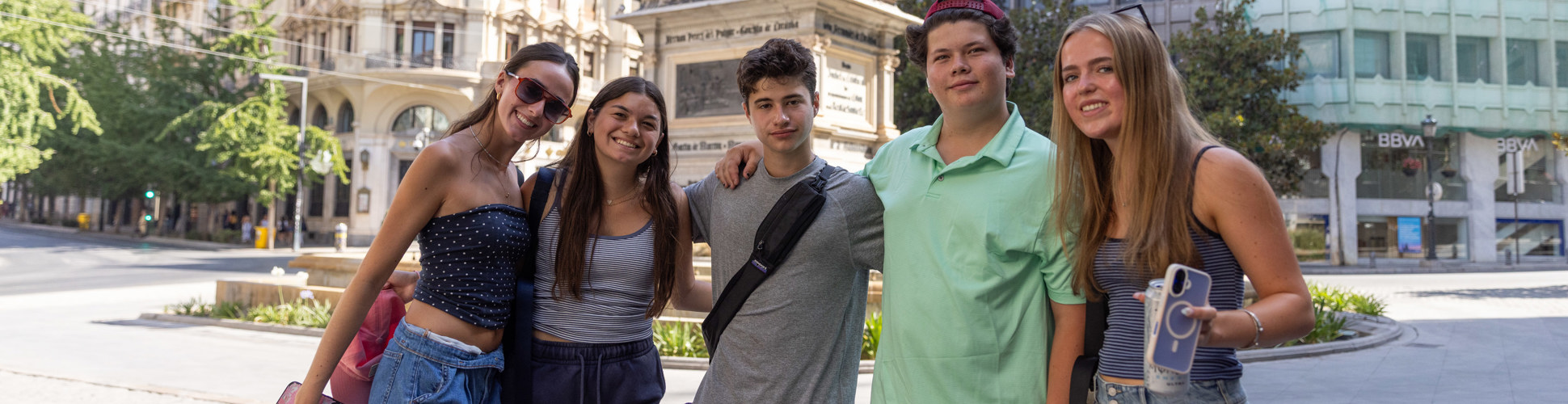 Un groupe de jeunes de tous horizons souriant lors d'un événement communautaire
