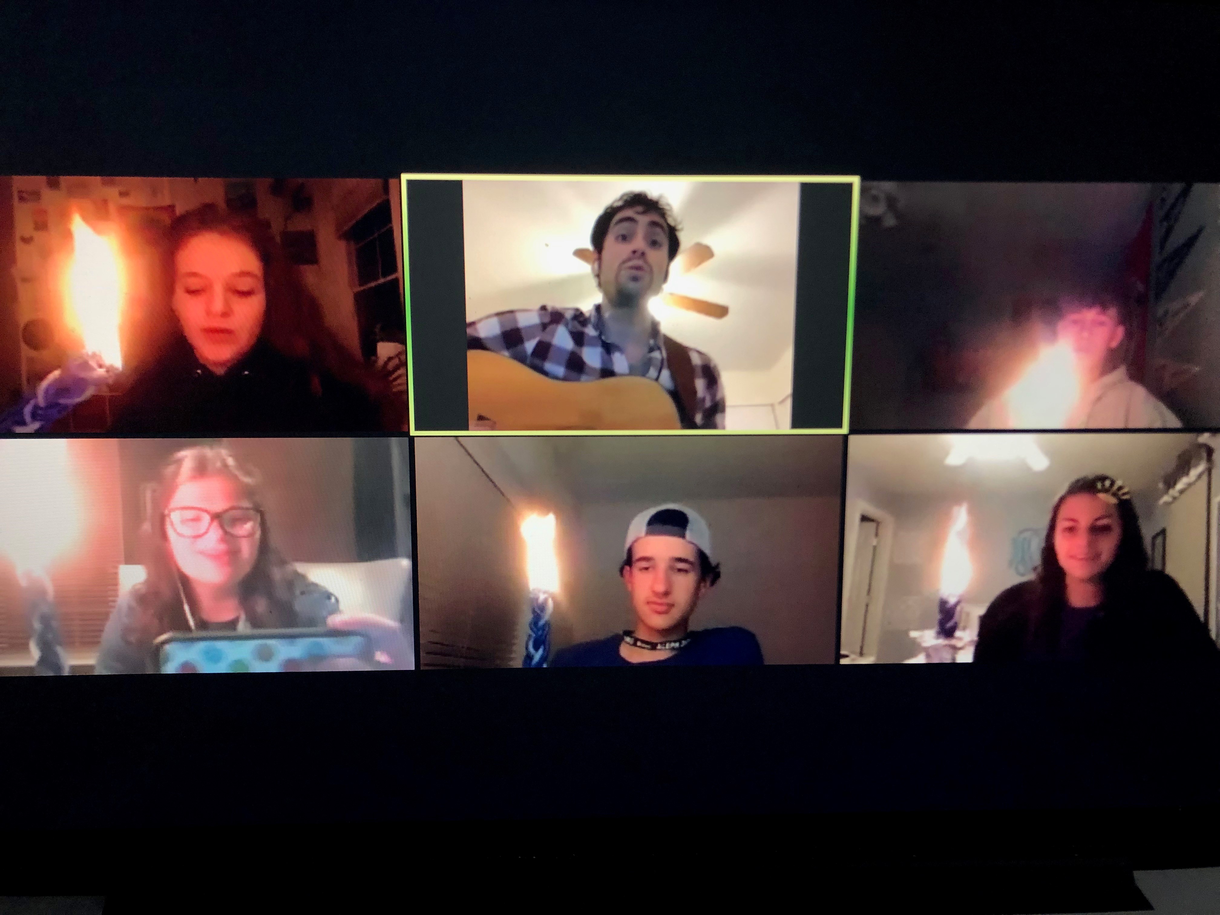 Un groupe de personnes faisant la fête sur scène