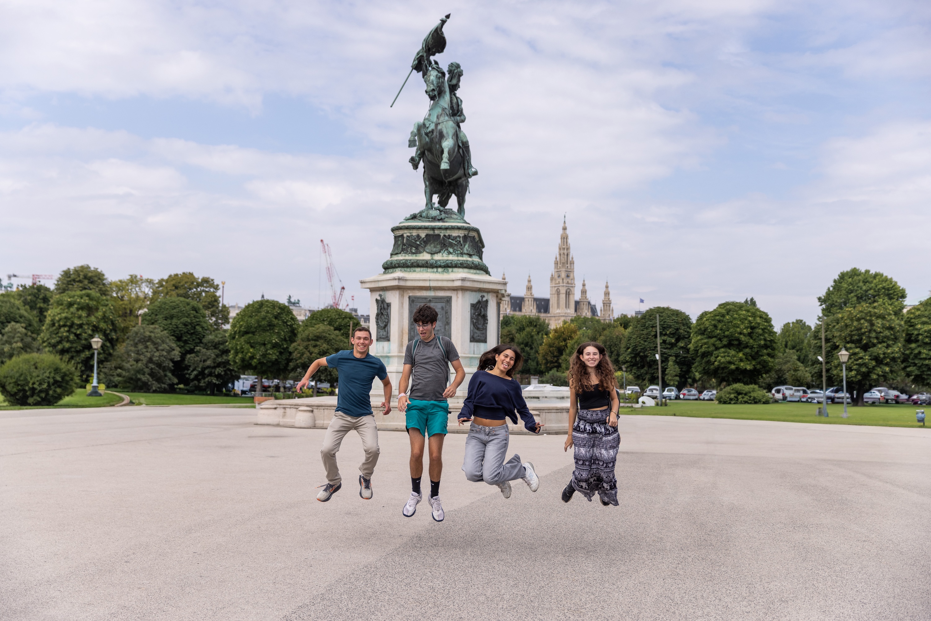 Un groupe de personnes faisant la fête sur scène