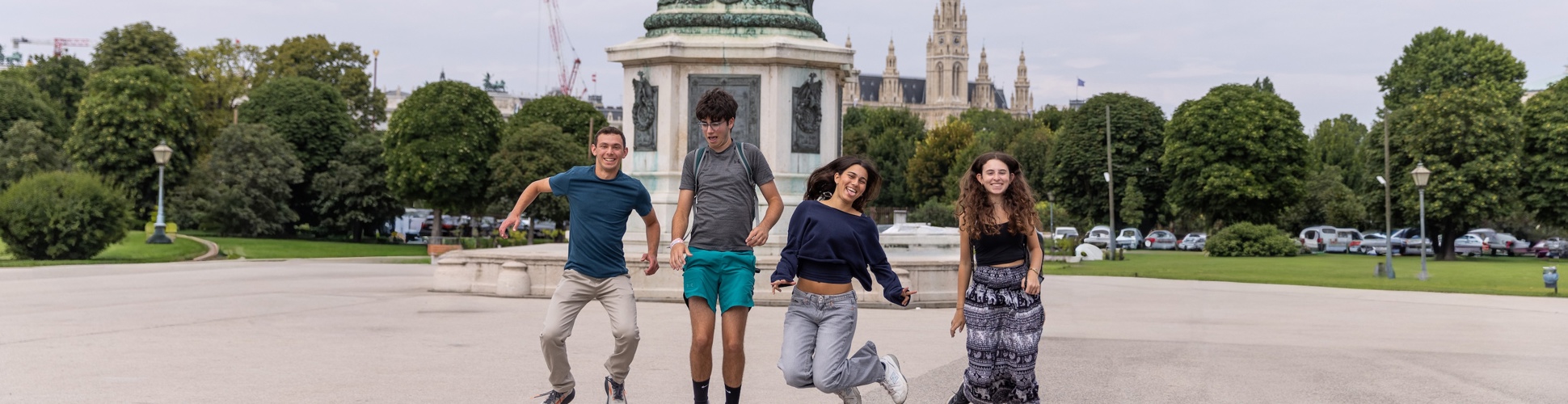Un groupe de jeunes de tous horizons souriant lors d'un événement communautaire