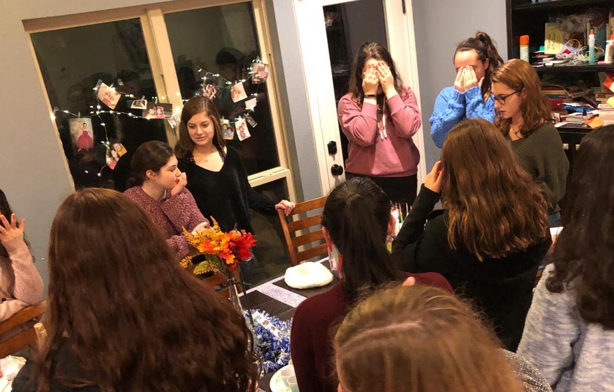 Un groupe de personnes faisant la fête sur scène
