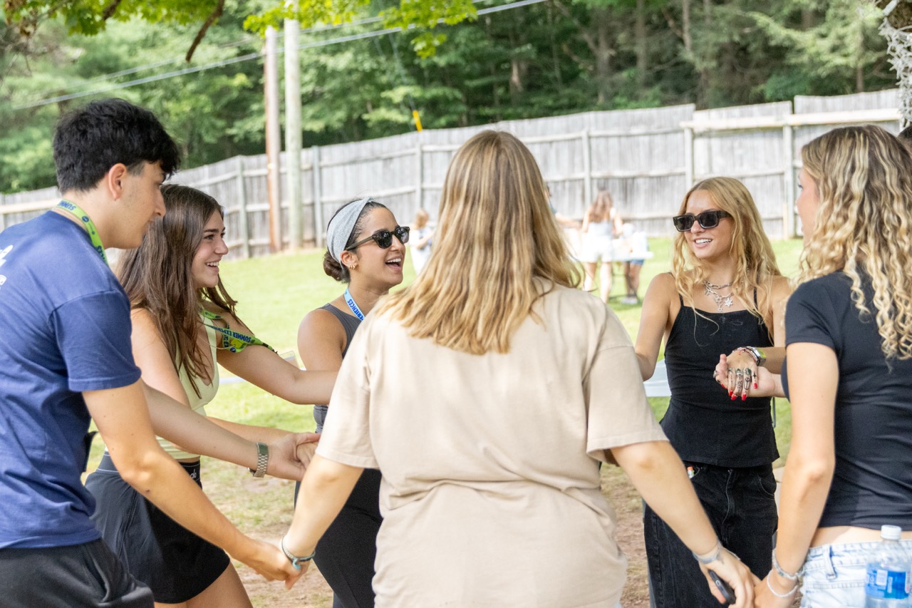 Un groupe de personnes faisant la fête sur scène