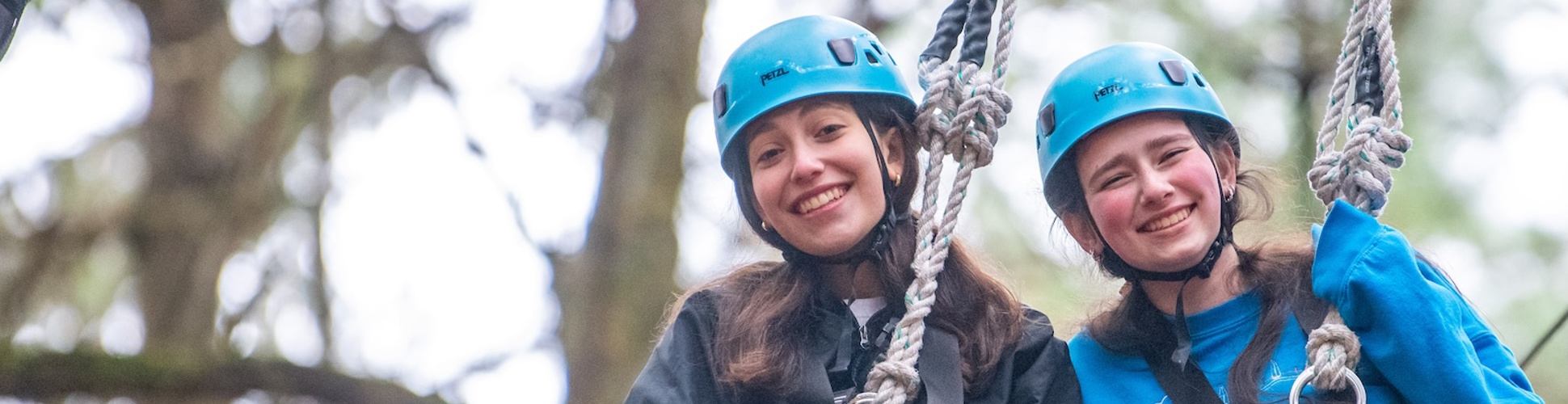 Un groupe de jeunes de tous horizons souriant lors d'un événement communautaire